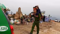 Xúc động hình ảnh chiến sĩ Công an cõng người tàn tật lên đỉnh núi