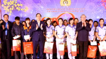 Lãnh đạo Đảng, Nhà nước tặng quà Tết người nghèo và công nhân lao động