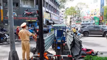 Hiểm họa khó lường từ những chiếc xe chở tôn, sắt thép