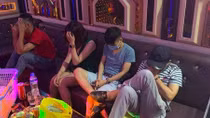20 nam, nữ thanh niên bay lắc trong phòng karaoke