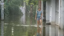 Hà Nội vẫn chịu cảnh ngập dù đã qua 1 ngày mưa lớn