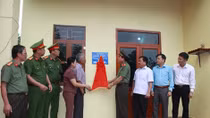 Công an và nhân dân ấm tình ở xã nghèo biên giới