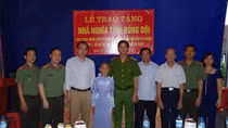Trao tặng nhà Nghĩa tình đồng đội cho thân nhân liệt sỹ CAND