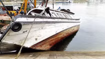Một tàu du lịch bị chìm tại Cảng Tuần Châu