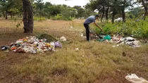 Trước thềm lễ hội, đồi cỏ hồng ngập trong rác