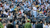 “Vỡ sân” và những chuyện bi hài của V.League