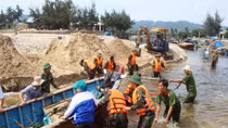 Công an các địa phương căng mình giúp dân chống bão