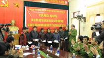 Tổng cục VIII, Bộ Công an trao quà cho người nghèo tại miền Trung