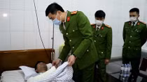 Thăm, tặng quà Trưởng Công an xã bị thương khi chữa cháy nhà dân