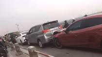 7 ô tô 'dồn toa' trên cầu Thanh Trì, ùn tắc kéo dài
