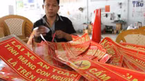 Ủy ban ATGT QG lên tiếng về quy định dán khẩu hiệu “Tính mạng con người là trên hết” 
