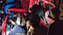 Cưa cabin cứu tài xế mắc kẹt sau TNGT