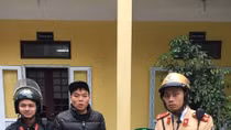 Thanh niên điều khiển xe SH không đội MBH, tàng trữ chất gây nghiện
