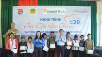 Trại giam Đắk Plao tặng quà cho các gia đình chính sách