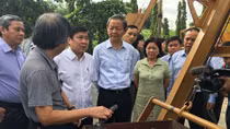 Sắp qua thời đem rác đi... chôn (!)