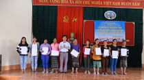 Trao quyết định nhập quốc tịch Việt Nam cho 350 người dân vùng biên giới Việt - Lào