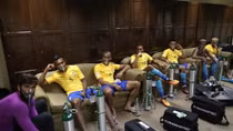 Neymar cùng đồng đội thở oxy sau khi bị Bolivia cầm hoà