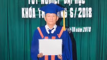 Ông thợ sửa xe đạp nhận bằng cử nhân Luật ở tuổi bảy mươi