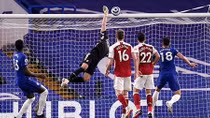 Thua sốc Arsenal, Chelsea làm nóng cuộc đua vào top 4
