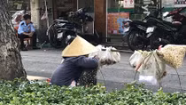 Nghề bán hàng rong mưu sinh giữa mùa dịch