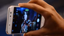 Smartphone giá rẻ làm gia tăng tội phạm hiếp dâm ở Ấn Độ