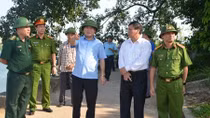 Lắp rào sắt ở biên giới Móng Cái để chống buôn lậu