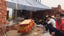 Vì 35 triệu đồng, chủ nợ dùng xẻng "xử" con nợ