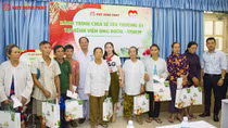 Những món quà nhỏ làm ấm lòng bệnh nhân ung thư