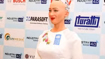 Những điều chưa biết về robot đầu tiên được công nhận là công dân