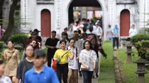 Sĩ tử ùn ùn đến Văn Miếu cầu may trước kỳ thi THPT Quốc gia 2019