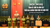 Thứ trưởng Nguyễn Văn Thành trao Cờ thi đua xuất sắc tặng Công an tỉnh Ninh Bình