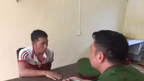Thắt cổ vợ bằng dây sạc điện thoại