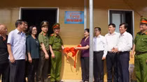 Trao 10 nhà đại đoàn kết cho hộ nghèo tại huyện Mai Châu 