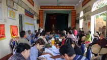Công an thị xã Đông Triều xuống thôn cấp, đổi sổ hộ khẩu cho dân