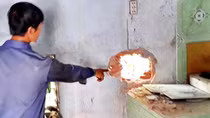 4 căn nhà bị thủng tường gạch vì những tiếng nổ bất thường từ trên không