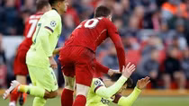 Lionel Messi "mất thiêng" vì bị dằn mặt