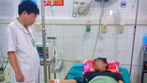 Ngộ độc rượu ngâm củ ấu tàu, 2 nam thanh niên phải nhập viện
