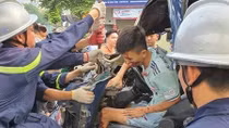 Công an cưa ca bin cứu lái xe mắc kẹt bên trong