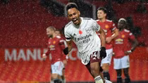 Aubameyang ghi bàn, Pháo thủ "bắn sập" Old Trafford