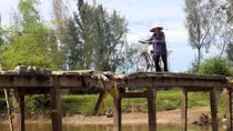 Người dân thấp thỏm qua cầu đã xuống cấp nghiêm trọng