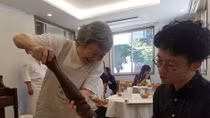 Nhà hàng chỉ tuyển nhân viên là… người già mắc bệnh đãng trí