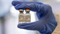Vaccine ngừa COVID-19 đầu tiên trên thế giới: Hi vọng và hoài nghi