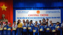 Phó Chủ tịch nước Đặng Thị Ngọc Thịnh trao 200 suất học bổng cho HS đặc biệt khó khăn
