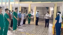 Nữ kỹ thuật viên lập bàn thờ mẹ chồng ở bệnh viện dã chiến