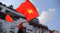 CĐV Việt Nam "nhuộm đỏ" Thủ đô truyền lửa cho thày trò Park Hang-seo