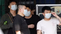 Đi xem bóng đá, người đàn ông Trung Quốc khiến bạn bè bị nhiễm virus Corona