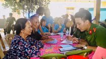 Vào bệnh viện làm CMND miễn phí cho người bệnh