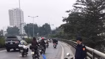 Xe bán tải tông 2 mẹ con thương vong rồi bỏ chạy