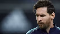 Đồng đội và thầy cũ bảo vệ Messi trước sự chỉ trích của Maradona