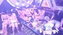 Bất chấp lệnh cấm, 11 thanh niên nhảy múa thâu đêm ở quán karaoke
